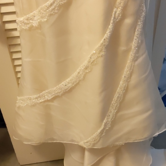 Beautiful wedding dress - Picture 6 of 8